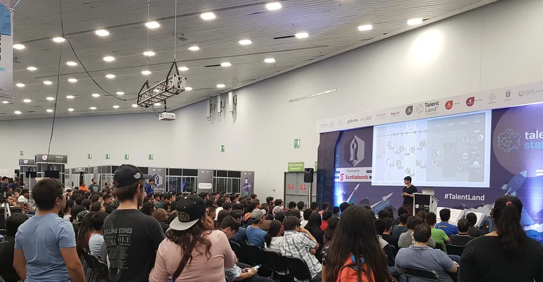 Sala llena en la conferencia de Jorge Sierra sobre inteligencia artificial en Talent Land
